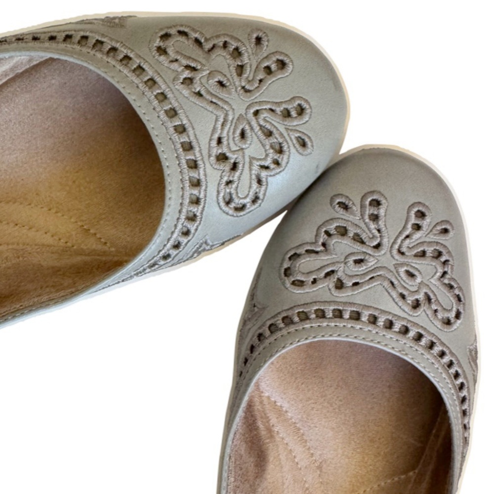 Naturalizer Carley Grey Flats Size 6